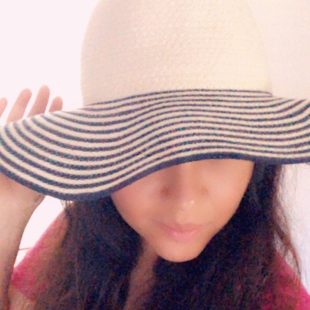 Spring / Summer Hat - Picture 2 of 3